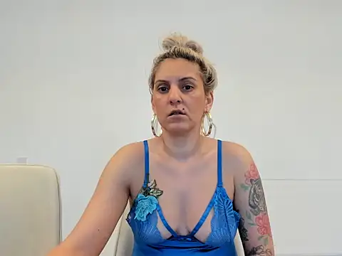 Snapshot of EvelynEvyyy chatting on 02-24-26, 06:44 EvelynEvyyy online show from 02-24-26, 06:44