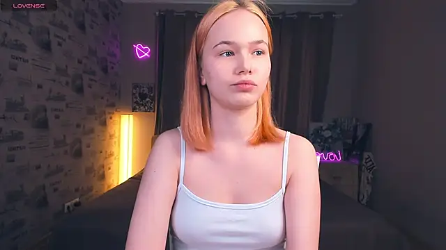 Snapshot of OwlLynn chatting on 02-22-26, 08:35 OwlLynn online show from 02-22-26, 08:35