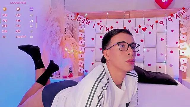 Snapshot of Mr_aronnn_ chatting on 02-15-26, 03:25 Mr aronnn online show from 02-15-26, 03:25