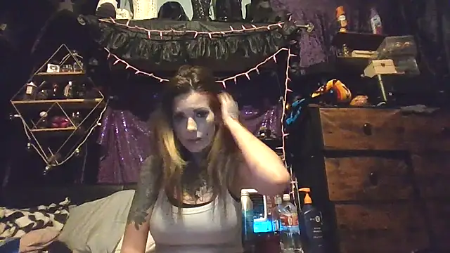 Snapshot of allymoon1369 chatting on 05-19-26, 01:28 allymoon1369 online show from 05-19-26, 01:28