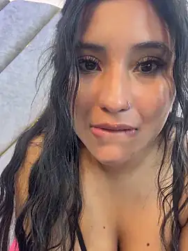 Snapshot of valenlopezz_ chatting on 06-21-26, 06:54 valenlopezz online show from 06-21-26, 06:54