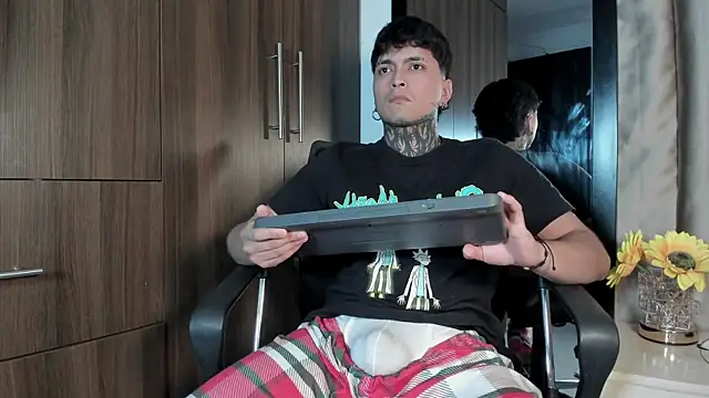 Snapshot of milo_boy98 chatting on 03-12-26, 04:51 milo boy98 online show from 03-12-26, 04:51