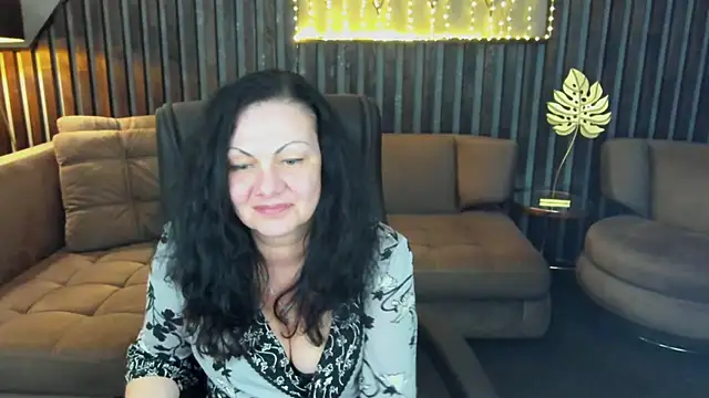Snapshot of IrissMoon chatting on 04-25-26, 01:41 IrissMoon online show from 04-25-26, 01:41