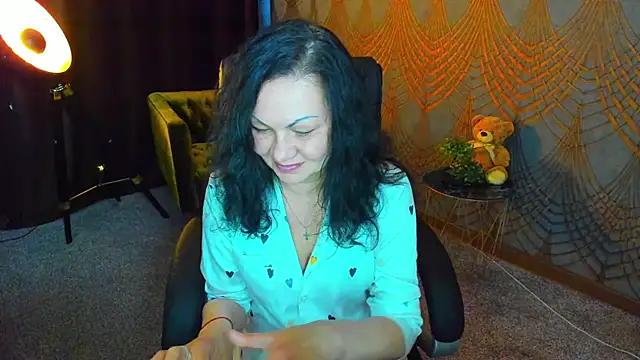 Snapshot of IrissMoon chatting on 05-13-26, 05:27 IrissMoon online show from 05-13-26, 05:27
