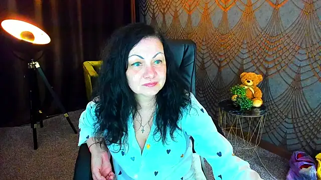 Snapshot of IrissMoon chatting on 05-20-26, 04:13 IrissMoon online show from 05-20-26, 04:13