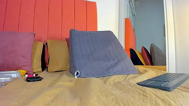 rose thompson19 online show from 03-31-26, 07:36