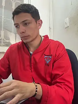 Snapshot of santiObrero chatting on 04-28-26, 03:28 santiObrero online show from 04-28-26, 03:28