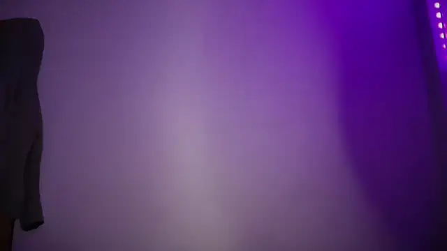 Snapshot of Hotte_een chatting on 02-12-26, 01:00 Hotte een online show from 02-12-26, 01:00