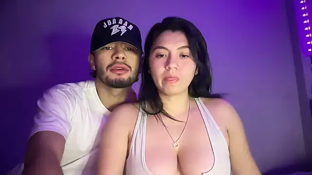 Snapshot of Hotte_een chatting on 02-20-26, 01:02 Hotte een online show from 02-20-26, 01:02