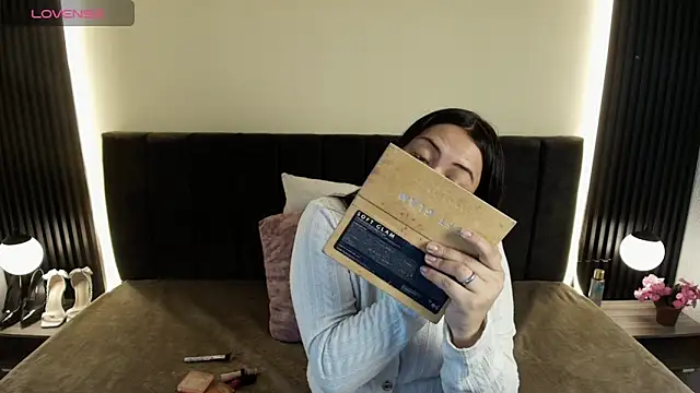 IvonneRoss  online show from 03-12-26, 12:00