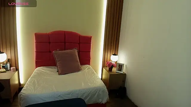 IvonneRoss  online show from 04-07-26, 11:54