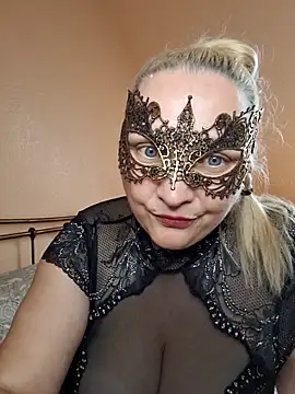 Snapshot of MaskedQueen77 chatting on 06-12-26, 05:23 MaskedQueen77 online show from 06-12-26, 05:23