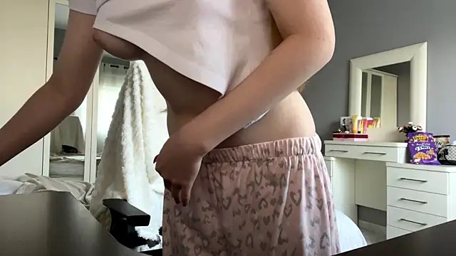 Snapshot of Iuckystar19 chatting on 01-19-26, 10:19 Iuckystar19 online show from 01-19-26, 10:19