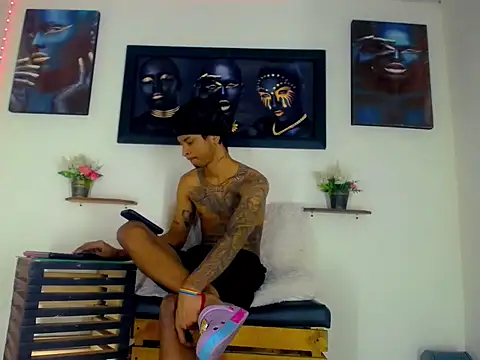 Tatoo Noah online show from 03-25-26, 01:17