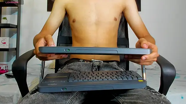 milo cruz  online show from 04-12-26, 12:32