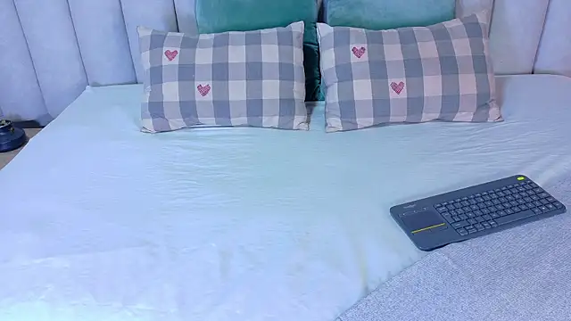 AnnieRouse   online show from 04-19-26, 11:42