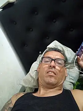 Snapshot of Carlos-0425 chatting on 05-06-26, 04:30 Carlos-0425 online show from 05-06-26, 04:30