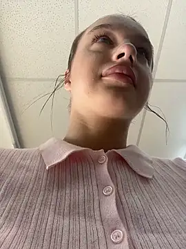 MiaTee online show from 04-12-26, 02:05