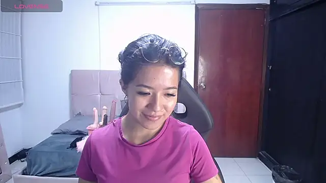 Snapshot of Lynn_turner chatting on 06-10-26, 01:10 Lynn turner online show from 06-10-26, 01:10