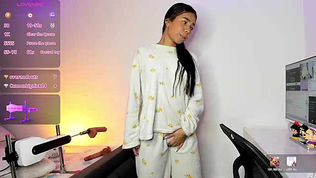 kaylaneee  online show from 05-30-26, 12:35
