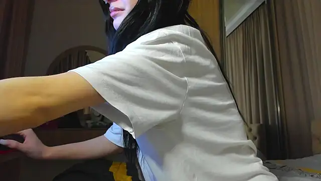 Snapshot of Lesyalisss chatting on 05-14-26, 10:38 Lesyalisss online show from 05-14-26, 10:38
