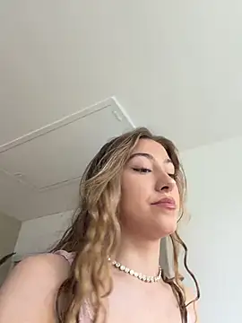 Snapshot of romyxxs chatting on 05-14-26, 10:22 romyxxs online show from 05-14-26, 10:22