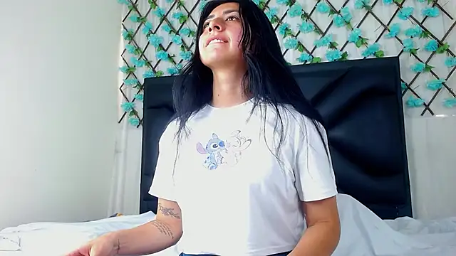 Snapshot of EmmaWilliamss4 chatting on 02-11-26, 03:39 EmmaWilliamss4 online show from 02-11-26, 03:39