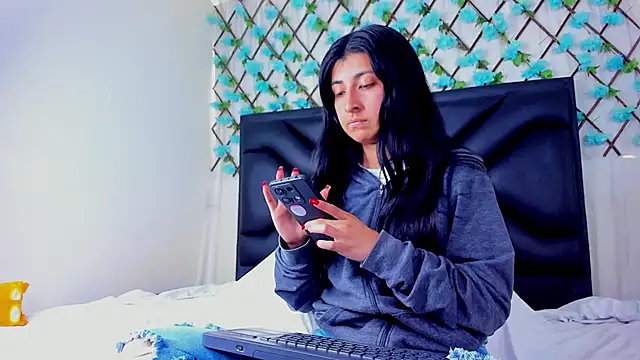 Snapshot of EmmaWilliamss4 chatting on 03-10-26, 03:28 EmmaWilliamss4 online show from 03-10-26, 03:28