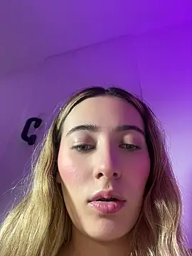 Snapshot of kloe__t18 chatting on 06-05-26, 06:13 kloe t18 online show from 06-05-26, 06:13