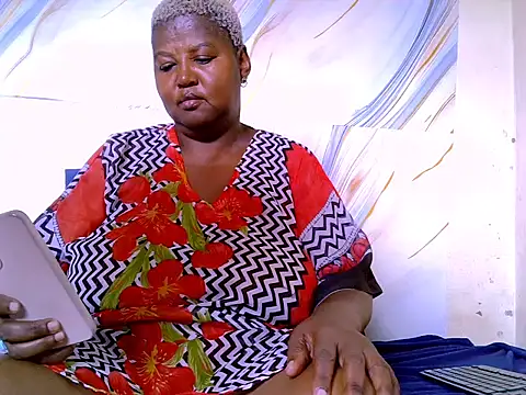 Snapshot of treasure_hunny chatting on 02-13-26, 12:12 treasure hunny online show from 02-13-26, 12:12