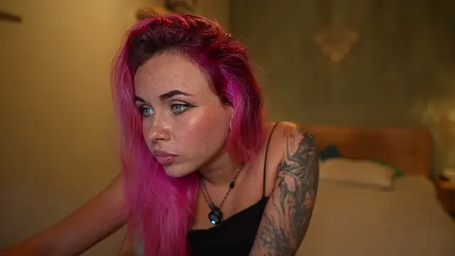 Sarah Pink online show from 11-13-25, 01:21