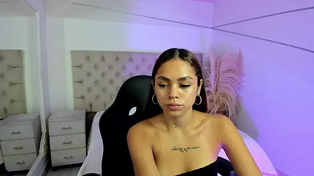 Snapshot of CarolineFyre chatting on 03-06-26, 12:34 CarolineFyre online show from 03-06-26, 12:34