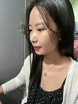 Snapshot of Linne6789 chatting on 05-15-26, 03:57 Linne6789 online show from 05-15-26, 03:57