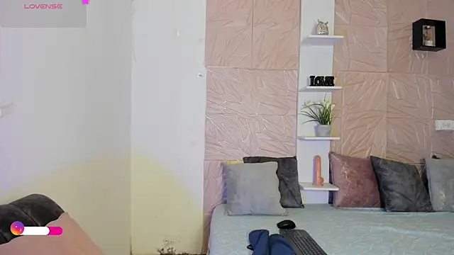 RebecaBlack  online show from 04-10-26, 07:18