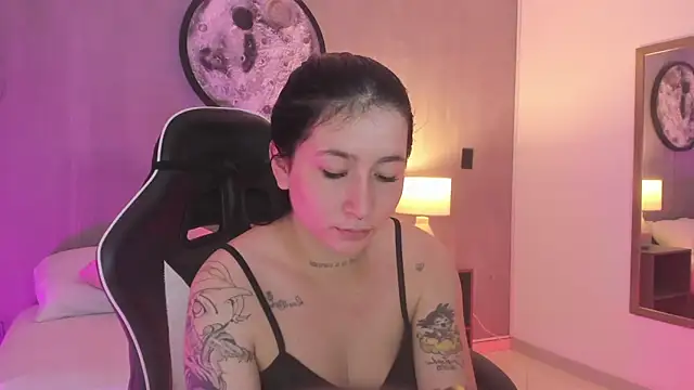 charlottee27  online show from 06-10-26, 02:01