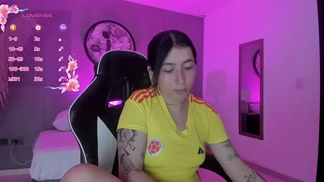 charlottee27  online show from 06-18-26, 01:39