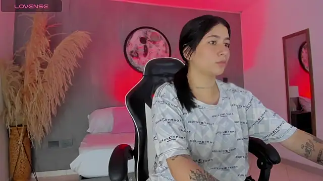 charlottee27  online show from 06-19-26, 01:54