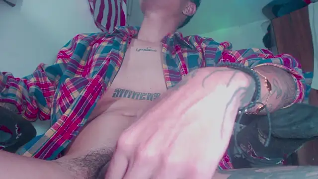 Snapshot of theskateboy chatting on 02-19-26, 06:42 theskateboy online show from 02-19-26, 06:42