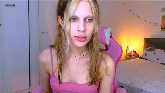 Snapshot of Maxine_gold chatting on 06-20-26, 08:17 Maxine gold online show from 06-20-26, 08:17