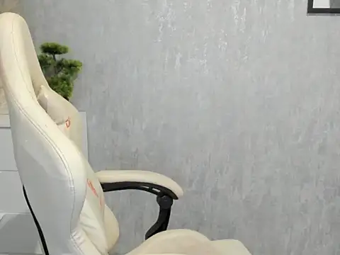 Snapshot of MistressMiia chatting on 05-30-26, 05:21 MistressMiia online show from 05-30-26, 05:21