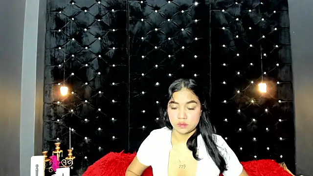 Snapshot of MiaWolton chatting on 05-10-26, 11:15 MiaWolton online show from 05-10-26, 11:15