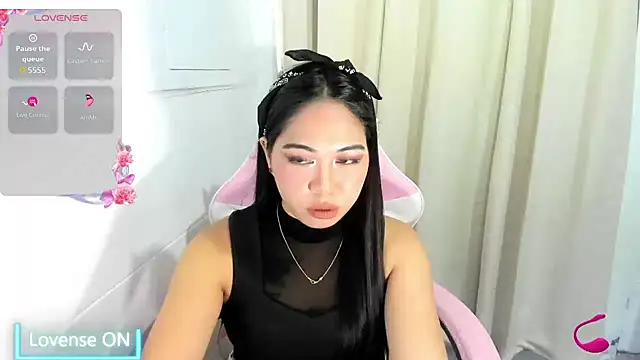Snapshot of Ursweetyshaine chatting on 06-19-26, 12:37 Ursweetyshaine online show from 06-19-26, 12:37