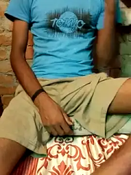Snapshot of diwana475 chatting on 05-08-26, 03:39 diwana475 online show from 05-08-26, 03:39
