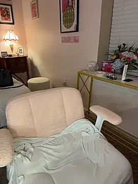Snapshot of mooviebaby chatting on 04-23-26, 03:41 mooviebaby online show from 04-23-26, 03:41