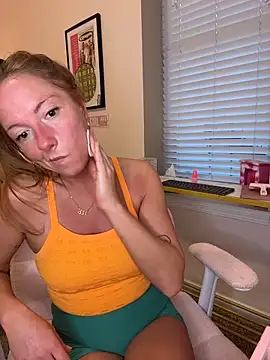 Snapshot of mooviebaby chatting on 04-28-26, 12:53 mooviebaby online show from 04-28-26, 12:53