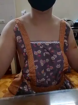 Snapshot of LiilyZi chatting on 05-08-26, 10:15 LiilyZi online show from 05-08-26, 10:15