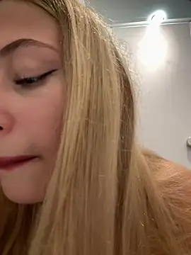 Snapshot of blonde_exe chatting on 08-06-26, 02:08 blonde exe online show from 08-06-26, 02:08