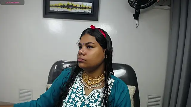 yaazhinii online show from 04-11-26, 11:36