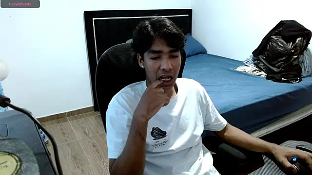 Snapshot of Pedestal_diamant chatting on 02-18-26, 08:05 Pedestal diamant online show from 02-18-26, 08:05