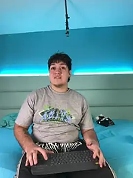 EmilyAndAndrew online show from 04-06-26, 03:59